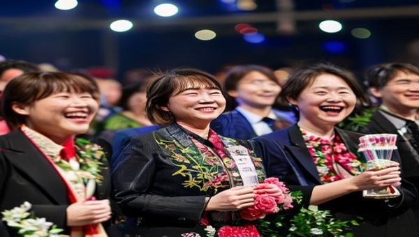 学生的妈妈成长指南荣获中国家庭教育年度优秀平台奖项颁奖典礼现场，嘉宾台上展示荣誉证书